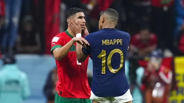 Khoảnh khắc anh hùng trọng anh hùng giữa Mbappe và Hakimi - Bóng Đá