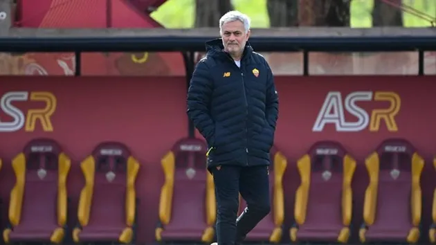 Jose Mourinho given cake and standing ovation by Roma players - Bóng Đá