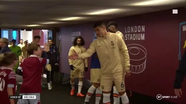 Watch hilarious moment cheeky West Ham mascot taunts Thiago Silva in tunnel  - Bóng Đá