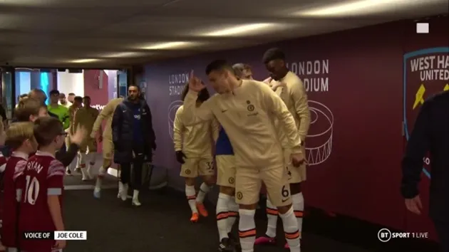 Watch hilarious moment cheeky West Ham mascot taunts Thiago Silva in tunnel  - Bóng Đá