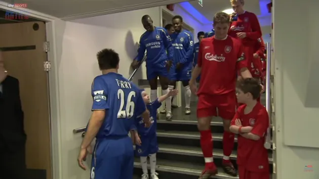 Watch hilarious moment cheeky West Ham mascot taunts Thiago Silva in tunnel  - Bóng Đá