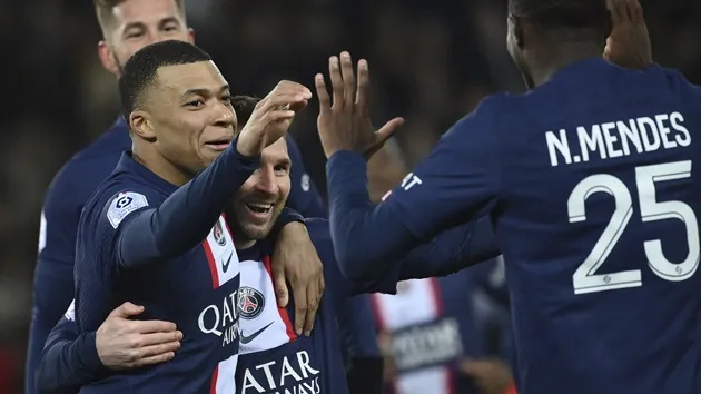 Mbappe được PSG tri ân - Bóng Đá