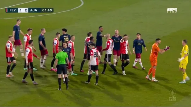 Feyenoord vs Ajax stopped TWICE as ex-Prem star bleeding after object thrown from crowd and stadium flooded with smoke - Bóng Đá