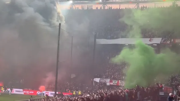 Feyenoord vs Ajax stopped TWICE as ex-Prem star bleeding after object thrown from crowd and stadium flooded with smoke - Bóng Đá