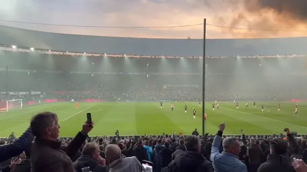 Feyenoord vs Ajax stopped TWICE as ex-Prem star bleeding after object thrown from crowd and stadium flooded with smoke - Bóng Đá