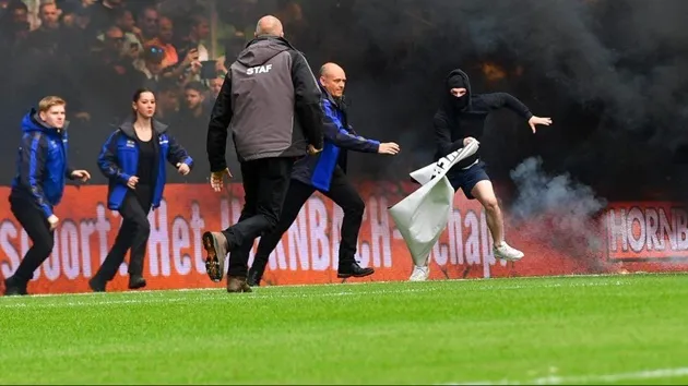 Ajax clash ABANDONED just ten minutes - Bóng Đá