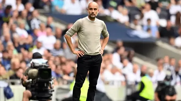 Pep Guardiola fashion style: Coats, hoodies & shoes and why Man City manager's wife chooses what he wears - Bóng Đá