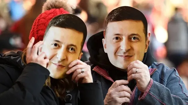 Middlesbrough fans wear Ukrainian president Zelenskyy masks during FA Cup clash with Chelsea - Bóng Đá