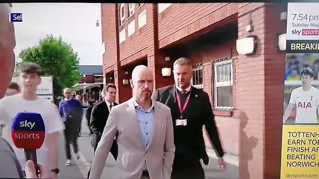 Watch: New Man Utd manager Ten Hag & security guard in confrontation with Sky Sports News reporter - Bóng Đá