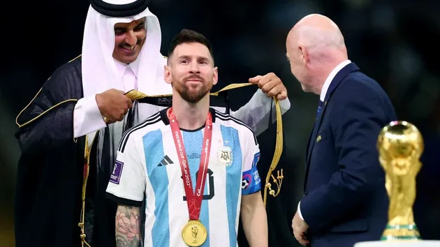 Qatar lên tiếng về chiếc áo choàng đen của Messi - Bóng Đá