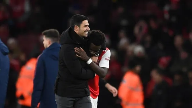 Bukayo Saka fulfils lifelong dream as he finally meets Arsene Wenger  - Bóng Đá