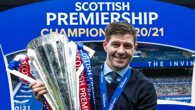 Steven Gerrard gets pelted with BOTTLES from Celtic fans after scoring in charity game for Liverpool legends - Bóng Đá