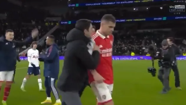 Arteta chạy vào ngăn Xhaka - Bóng Đá