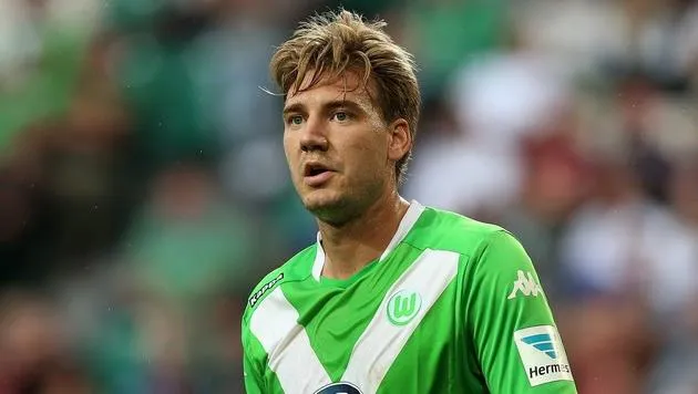 'Lord' Bendtner khoe body không mảnh vải che thân gây bão - Bóng Đá