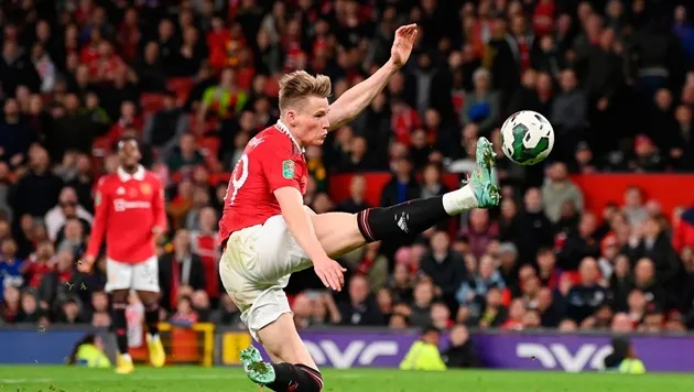 McTominay ôm hổ con gây sốt tại Dubai - Bóng Đá