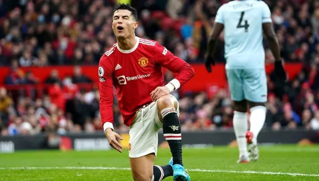 Ronaldo trả giá đắt vì quyết định từ 4 năm trước - Bóng Đá