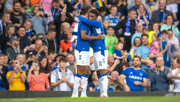 Lampard tung CĐV vào sân đá penalty cho Everton - Bóng Đá