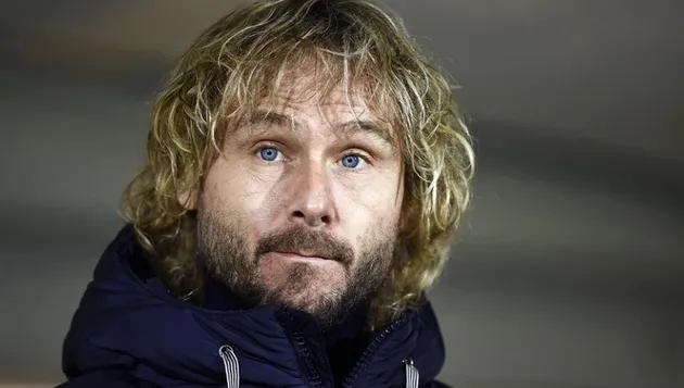 Nedved ôm ấp 3 người phụ nữ lạ mặt - Bóng Đá