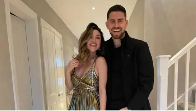 Jorginho cosies up to stunning girlfriend Catherine Harding - Bóng Đá