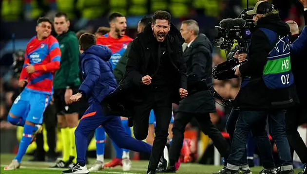 Simeone chạy một mạch vào đường hầm, CĐV Man Utd vẫn không tha - Bóng Đá