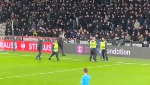 Watch Sevilla keeper fight with pitch invader after PSV hooligan tries to attack - Bóng Đá