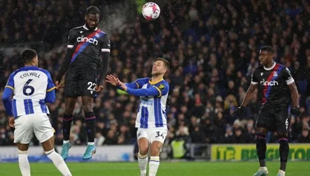 Brighton vs Crystal Palace SUSPENDED as floodlights go out at Amex - Bóng Đá