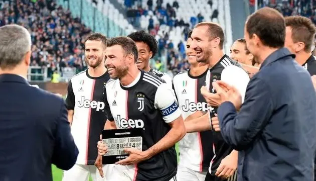 Chùm ảnh: Cây trường sinh Barzagli rơi lệ trong ngày chia tay Juventus - Bóng Đá