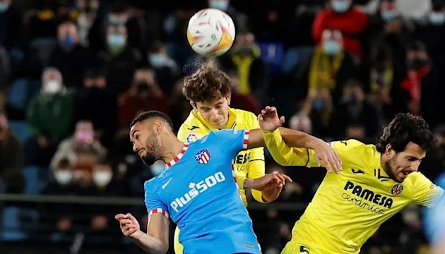 Sao Atletico ghi siêu phẩm từ giữa sân - Bóng Đá