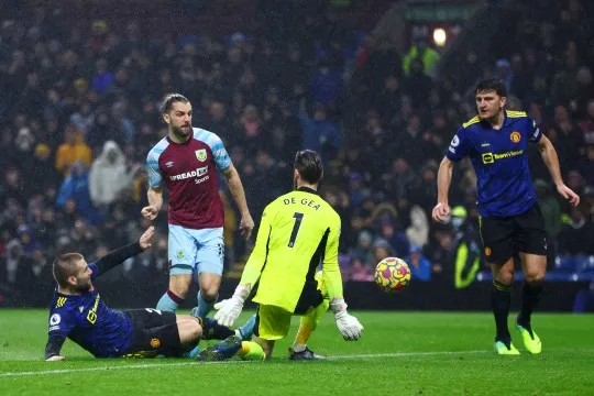 ‘Lucky to stay on the pitch’ – Rio Ferdinand slams Man Utd star Harry Maguire in Burnley draw - Bóng Đá