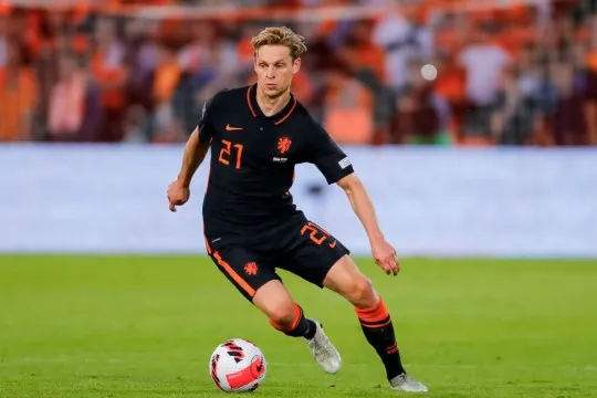 Man Utd have not given up on Frenkie de Jong signing with Erik ten Hag also eager for Christian Eriksen to join - Bóng Đá