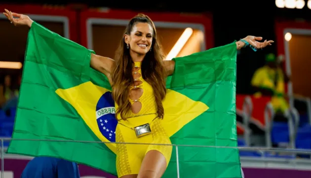 Izabel Goulart looks stunning in tiny bikini on beach - Bóng Đá