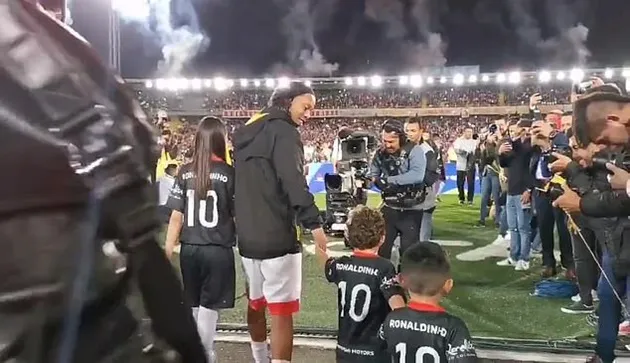 Brazil legend Ronaldinho rolls back the years with stunning no-look assist as he turns out for Colombian side Sante Fe in a friendly - Bóng Đá