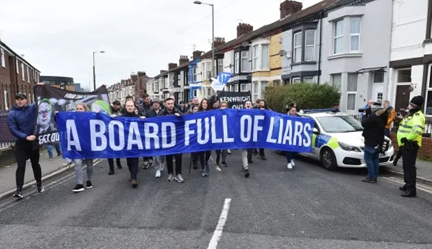 Protesting Everton fans fly banner over Goodison vs Arsenal - Bóng Đá