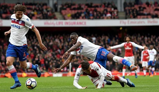 5 điểm nhấn Arsenal 3-0 Stoke City: Toan tính suýt hại Wenger - Bóng Đá