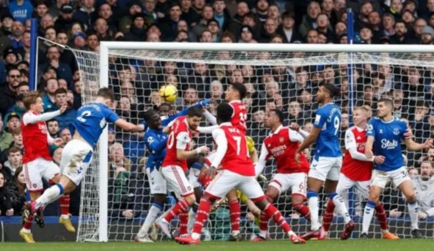 Húc văng Casemiro, cày nát tuyến giữa Arsenal, Premier League chứng kiến 'máy ủi' san bằng tất cả - Bóng Đá