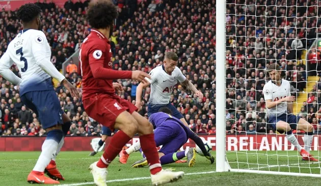 3 lần đối thủ dâng điểm cho Liverpool: Bom tấn thử sút pen và cái kết đắng! - Bóng Đá