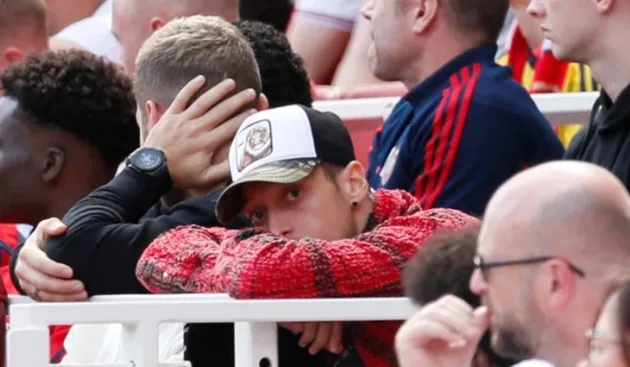 Mesut Ozil yawns watching Arsenal - Bóng Đá