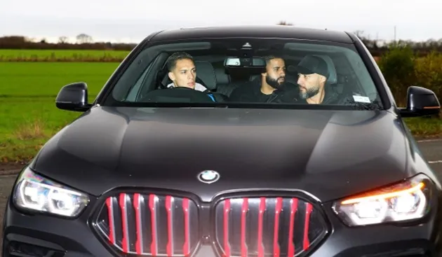 Antony was seen arriving for Manchester United training on Monday - Bóng Đá