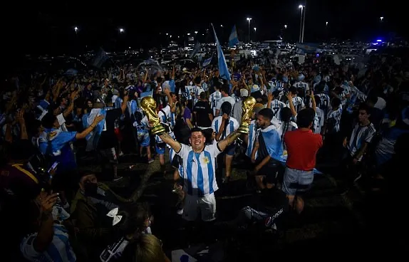 Messi và cúp vàng đã về tới Argentina, khung cảnh choáng ngợp - Bóng Đá