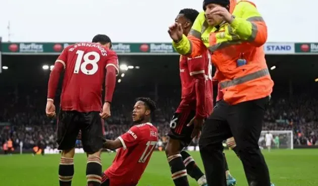 Elanga bị ném xu vào đầu, Maguire hét lớn vào CĐV Leeds - Bóng Đá