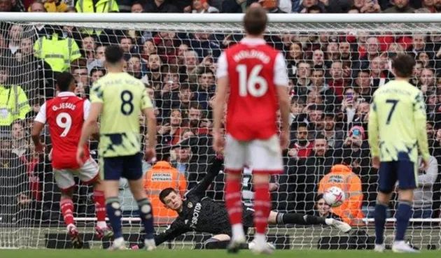 Jesus khôn khéo câu penalty cho Arsenal - Bóng Đá