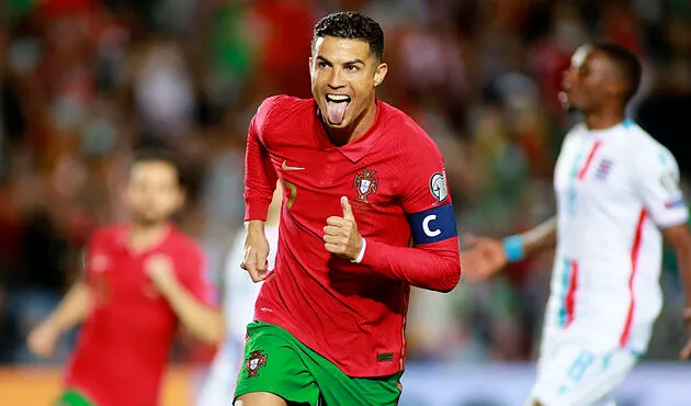 Ronaldo trả giá đắt vì quyết định từ 4 năm trước - Bóng Đá