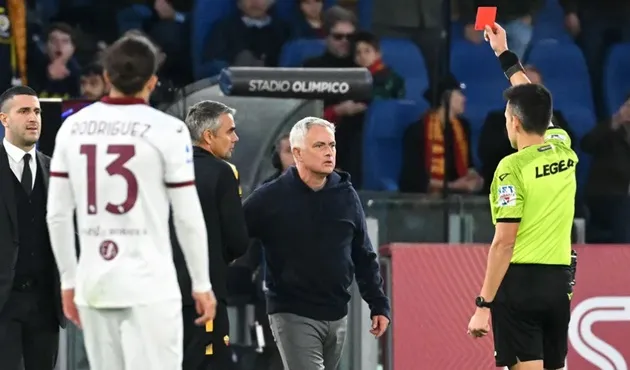 'Everyone's taking the p*ss out of you!' - Jose Mourinho's touchline tantrums have made him a laughing stock - Bóng Đá