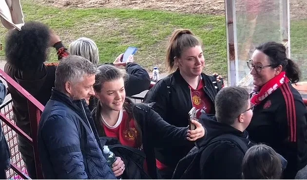 Ole Gunnar Solskjaer watches on as his daughter Karna secures the WSL Academy League title with Manchester United Women U21s - Bóng Đá