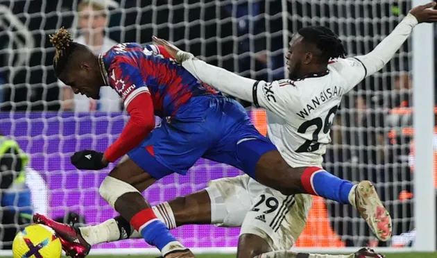 Zaha lauds former team-mate Wan-Bissaka for last-ditch, match-saving challenge in Palace draw with Man Utd - Bóng Đá