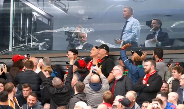 Lewis Grabban at the double as Sabri Lamouchi's side edge to victory at Craven Cottage while Jose Mourinho watches on from the stands - Bóng Đá