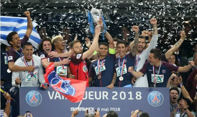 Neymar gượng gạo nhận cúp quốc gia Pháp cùng đồng đội - Bóng Đá