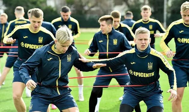 Oleksandr Zinchenko bên cạnh Mudryk - Bóng Đá