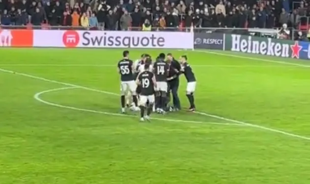 Watch Sevilla keeper fight with pitch invader after PSV hooligan tries to attack - Bóng Đá