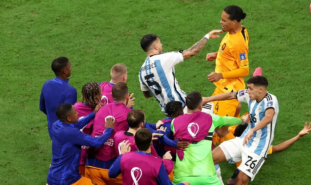 Virgil van Dijk shoves Leandro Paredes to floor after he boots ball at Netherlands bench - Bóng Đá